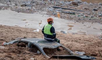 Continúan este domingo por quinto día consecutivo las labores de limpieza y desescombro en Paiporta, Valencia, uno de los municipios gravemente afectados por el paso de la DANA el pasado martes, 29 de octubre.