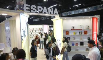 Personas visitan el pabellón de España en la XX Feria Internacional del Libro en el centro de convenciones ATLAPA, este jueves en Ciudad de Panamá.