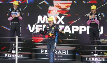 El neerlandés Max Verstappen (c) de Red Bull, celebra su victoria en el GP de Brasil.