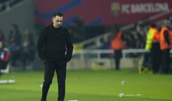 El técnico del FC Barcelona Xavi Hernández durante el partido de la jornada 22 de LaLiga EA Sports entre el FC Barcelona y el Villarreal CF, este sábado en el estadio Olímpico de Montjuic, en Barcelona.