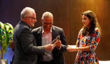 El profesor Jorge Arosemena, presidente de la Fundación Ciudad del Saber, hace entrega del reconocimiento al Dr. Julio Escobar, junto a la Dra. Nadia De León, directora interina del CIEDU-AIP.