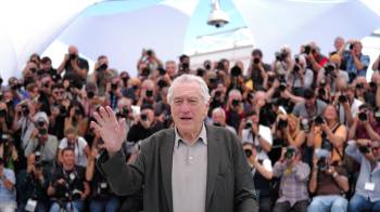 El actor estadounidense Robert De Niro posa durante una sesión fotográfica para su Palma de Oro honoraria en la 78ª edición del Festival de Cine de Cannes en Cannes, sur de Francia, el 13 de mayo de 2025.