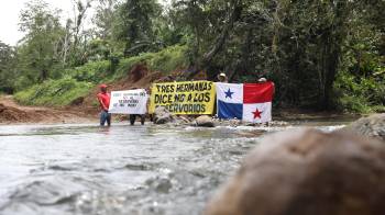 Moradores de la comunidad Tres Hermanas, distrito de Capira, provincia de Panamá Oeste, muestran su rechazo al proyecto del reservorio.