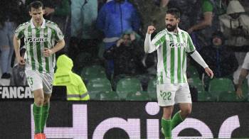 El mediocampista del Real Betis y la selección de España, Isco (der.).