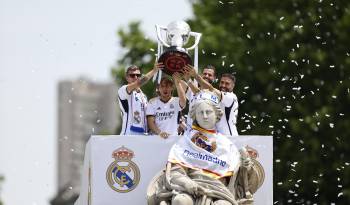 El capitán del Real Madrid, Nacho Fernández, junto a los jugadores, Toni Kroos (i), Luka Modric (2i) y Daniel Carvajal levantan la copa junto a la diosa Cibeles.