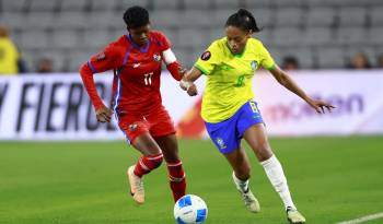 La futbolista Natalia Mills (izq.) durante el partido contra Brasil.