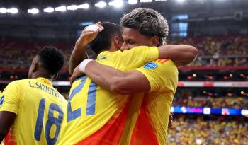 Los jugadores Richard Ríos y Daniel Muñoz celebrando un gol.
