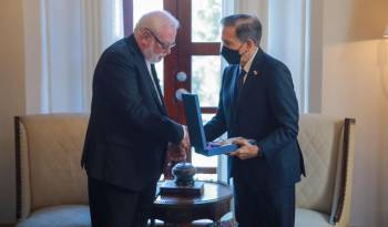 Cortizo recibió de manos de Gallagher la condecoración de ‘Gran Cruz de Caballero de la Orden de Piana’.