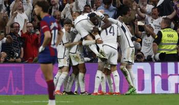 Los jugadores del Real Madrid celebran el tercer gol del equipo contra el FC Barcelona.