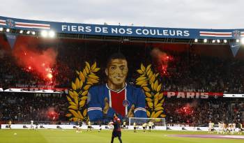 Tifo de apoyo a Mbappé en París. EFE/EPA/MOHAMMED BADRA
