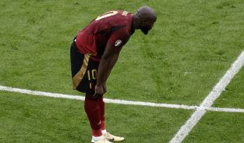 El delantero belga Romelu Lukaku se lamanta tras sufrir al VAR durante el partido del grupo E que han jugado Bélgica y Eslovaquia.