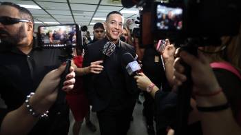 El reguetonero puertorriqueño Daddy Yankee hablando con medios de comunicación a su llegada a un tribunal en San Juan.