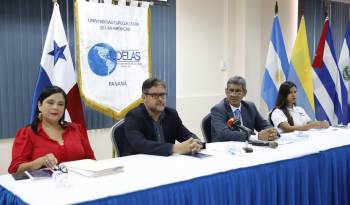 Durante la conferencia de prensa para anunciar la reactivación del proceso electoral, una caravana de autos se manifestó afuera de la universidad.