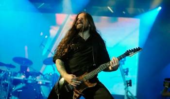 Andreas Kisser, guitarrista de la banda Sepultura.