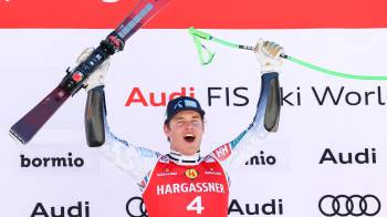 Fredrik Moeller celebra su primera victoria en la Copa del Mundo de esquí alpino.