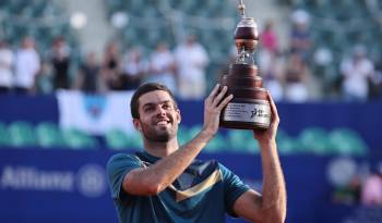 Facundo Díaz Acosta de Argentina celebra con el trofeo tras ganarle a Nicolás Jarry de Chile, en la final del torneo IEB+ Argentina Open.