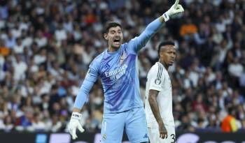 El portero del Real Madrid, Thibaut Courtois, durante el encuentro frente al Borussia Dortmund.