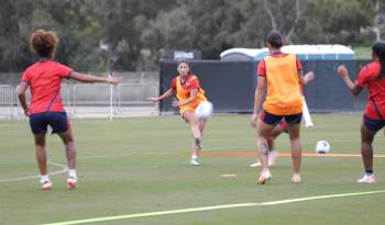 La Selección Femenina de Panamá durante un entrenamiento previo al debut en la Copa Oro W.