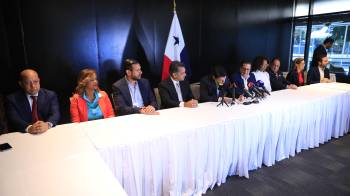 El rechazo al acuerdo con EE.UU. une a figuras políticas de distintas corrientes, que exigen transparencia y consulta ciudadana.