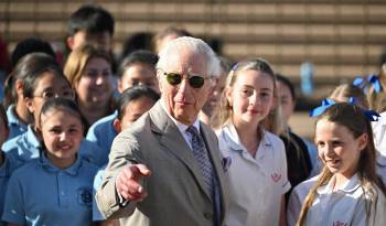 El rey Carlos III durante una visita a la Casa de la Opera de Sydney, Australia.