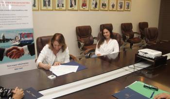 Tayra Barsallo, directora de la ANA, y Julia Lugo Ramos, representante legal de la Agencia de Aduanas S.A.