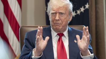 El presidente de Estados Unidos, Donald Trump, escucha comentarios durante una reunión del gabinete en la Sala del Gabinete de la Casa Blanca.