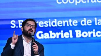 El presidente de Chile, Gabriel Boric, habla durante una conferencia este jueves, en la Universidad de Brasilia en Brasilia (Brasil).
