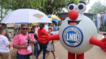 Balotín, mascota de la Lotería Nacional promocionando el sorteo extraordinario de este domingo 27 de abril.