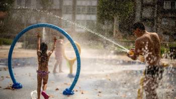 Imagen de archivo de niños jugando en una fuente.