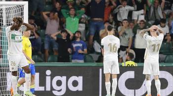 Los jugadores del Elche, durante el partido en el que descendieron a Segunda División.