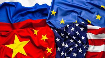 Imagen ilustrativa de las banderas de China, Estados Unidos, Unión Europea y Rusia.
