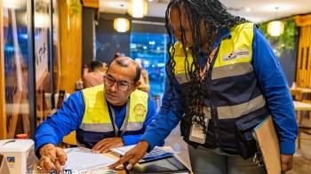 Inspectores del Mitradel y de Migración durante los operativos de verificación de permisos de trabajo en diferentes negocios de la ciudad.