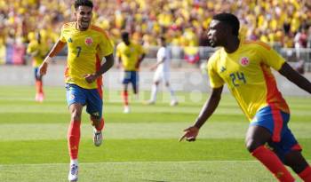 Luis Díaz (i) y Jhon Córdoba (d) de Colombia celebran un gol ante Bolivia en un partido amistoso internacional en el estadio Rentschler Field en East Heatford (EEUU).