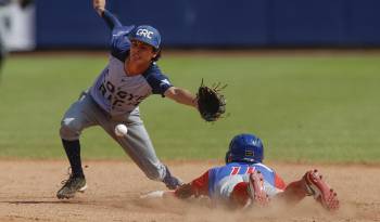 Ignacio Mora (i), de Costa Rica, fue registrado el pasado 7 de agosto al intentar sacar en segunda base a Dicky González (d), de Puerto Rico, durante un partido del Premundial U18 de béisbol, en Ciudad de Panamá (Panamá).
