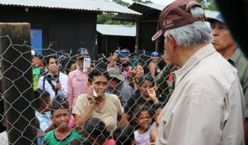 Migrantes llegan en canoa por el río Tuquesa desde el poblado de Bajo Chiquito hasta el centro de recepción de Lajas Blancas en el Darién.