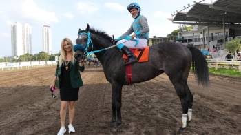 Yaitza Camaño posa en el recinto de ganadores con unos de los caballos de su propiedad.