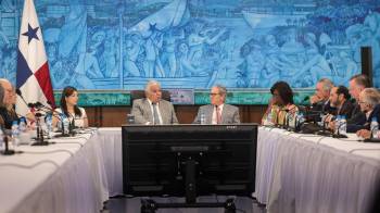 Presidente Mulino junto a parte de su Gabinete reunido con empresarios que integran el CONEP.