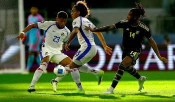 Adalberto Carrasquilla (centro) de Panamá disputa el balón con Kasey Palmer (der.) de Jamaica.