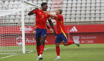 Samuel Omorodion (i), en la imagen celebrando un gol con la selección sub-21.