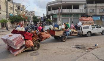 Los palestinos huyen de la zona de Tal al-Sultan en Rafah con sus pertenencias tras los renovados ataques israelíes.