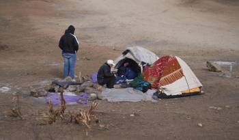 Migrantes esperan afuera en tiendas de campaña para ser procesados por la Patrulla Fronteriza de Estados Unidos, en Jacumba, California (EE.UU.), en una fotografía de archivo.