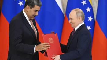 El presidente ruso, Vladimir Putin, y el presidente venezolano, Nicolás Maduro, intercambiaron documentos durante una ceremonia de firma tras sus conversaciones en el Kremlin de Moscú el 7 de mayo de 2025.