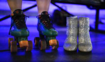 Una mujer se prepara para patinar durante una fiesta para escuchar el nuevo álbum de Beyonce, “Cowboy Carter”, en la pista de patinaje al aire libre de Discovery Green en Houston, Texas, el 29 de marzo de 2024.