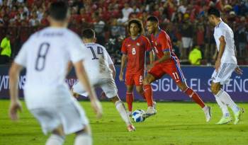 Adalberto Carrasquilla (izq.) e Ismael Díaz (der.) durante el partido contra Costa Rica.