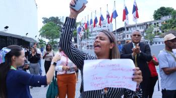 Desde el 20 de marzo los auditores de Contraloría auditan las planillas de la Asamblea, en la foto se aprecia la protesta de los funcionarios ante la medida de pagar por cheques.