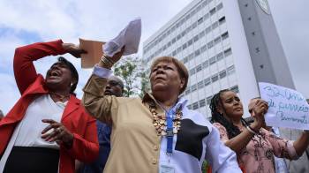 Funcionarios legislativos protestaron este lunes y anunciaron un paro.
