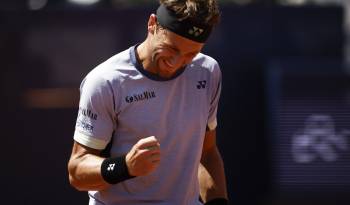 El noruego Casper Ruud, tercer cabeza de serie, celebra un tanto contra el argentino Tomás Etcheverry (13), durante su partido de las semifinales del Torneo Conde de Godó, este sábado en Barcelona.