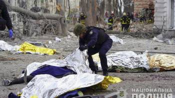 Un policía inspecciona los cuerpos de las víctimas del ataque ruso con misiles balísticos contra el centro de la ciudad nororiental de Sumi, Ucrania, el 13 de abril de 2025.
