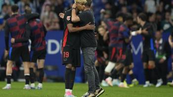 El delantero del FC Barcelona, Lamine Yamal y el técnico alemán Hansi Flick, tras conseguir el segundo gol del FC Barcelona ante el Espanyol.