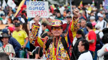 Petro acusa a senadores de tener “manos ensangrentadas”